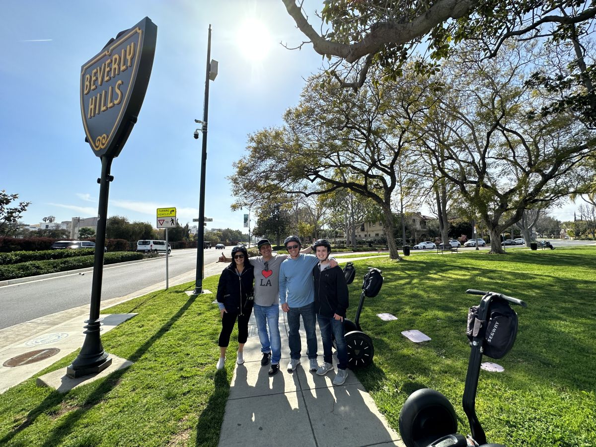 AnotherSideTour's tweet image. Cruise through the heart of Beverly Hills on a Segway and see the city from a whole new perspective. 🛴🌴
From Rodeo Drive to iconic landmarks and hidden gems, this tour is the perfect mix of fun, sightseeing, and unforgettable photo ops. bit.ly/3JiQjIX