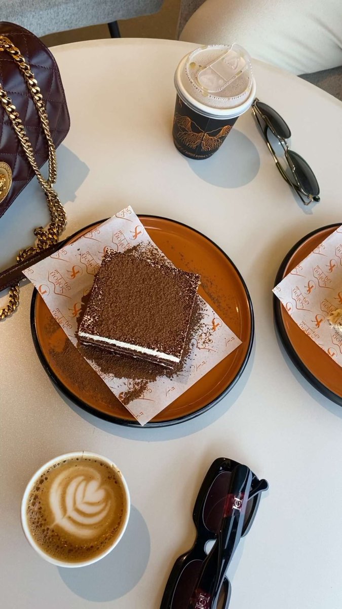 المطر يخلي الروح تتنفس والصدر يتسع، الله يكثر أيامنا الممطرة ويزهر قلوبنا 🤍