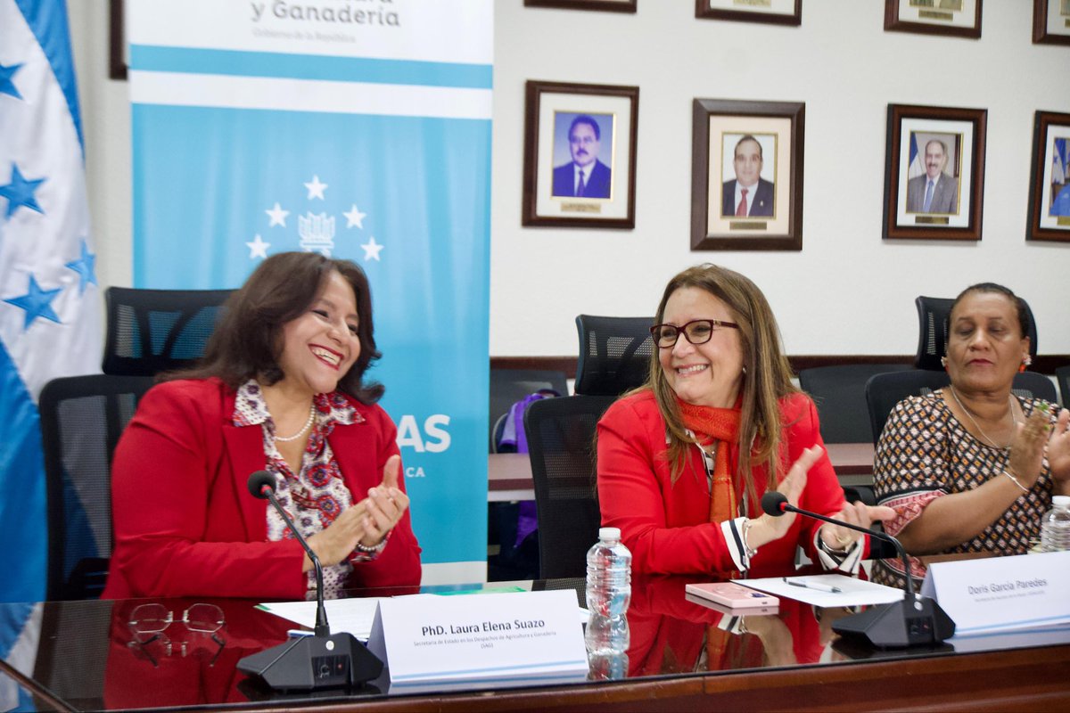📌 En el marco de la Mesa de Mujeres Rurales, este lunes la ministra de la Mujer, Doris García, acompañó la firma de Cartas de Entendimiento entre la Secretaría de Agricultura y Ganadería y organizaciones de mujeres productoras, fortaleciendo su empoderamiento económico.