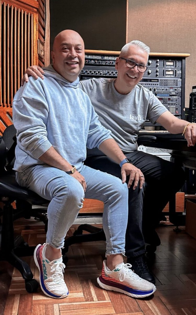 Celebramos el cumpleaños de un hermano , amigo, Compañero de tarimas, Grabaciones, giras , aviones y hoteles , él es mi hermano , el Maestro ⁦<a href="/diegogaleglobal/">Diego Galé</a>⁩ ayúdame a felicitarlo.