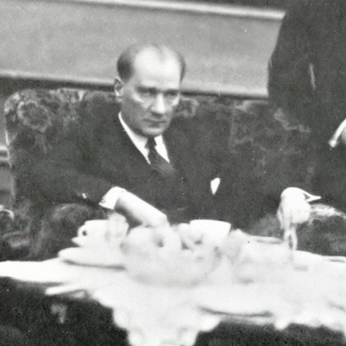 TarihteOan's tweet image. Gazi Mustafa Kemal Atatürk'ün en intikam dolu görüntüsü!

2 Şubat 1931 yılında çekilen bu fotoğraftan bir gün sonra, Menemen'de Asteğmen Kubilay'ı Şehit eden hainler asılarak idam edildi!