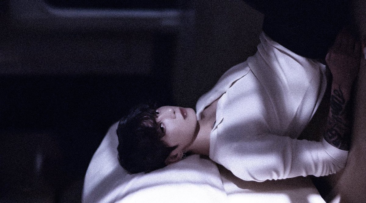 ucharrs's tweet image. ⠀⠀⠀⠀ 俺は頭上を飛んでるんだ   ⋮   死から蘇ったんだ –– ( 愛 ) 。