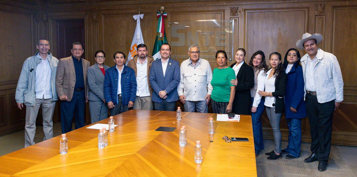 ✅ Sus justas demandas tendrán respuesta pronta y favorable, afirmó el Srio. Gral. del #SNTE, Mtro. Alfonso Cepeda Salas, en una reunión con profesores de #SNTE47, encabezados por su dirigente <a href="/ilichglz/">Ilich González</a>, a la que también asistieron integrantes del Comité Ejecutivo Nacional.