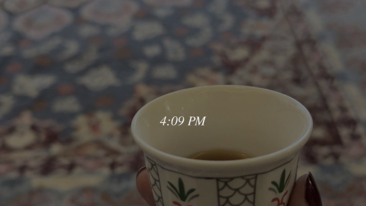 حزنك شتا والا بقايا من الصيف 
ياوجهي الغايم خذلني صباحك
الدار دارك ما أنت طرقي ولا ضيف
 هذي نفود أرضك وهذا رياحك
وهذي معاميل الغلا وأشرق الكيف
فنجال فنجالين تشفي جراحك
امجار يا وجهي من الذل والحيف
 كيف اقنعك هاالدمع كيف استباحك