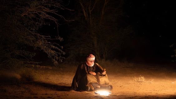 خابرك في وجه الزمن صلب ومنيف
 خابرك تبني من سقوطك نجاحك
 آياتك الأولى نقوش على السيف
 حاول تهجاها ليا أخطت رماحك
لك من قديم الوقت سهل ومشاريف
 مازلت رغم الحزن يبرق جناحك
ليتك تبدلها ضحوك وسواليف
هذا الزمن ما يقهره غير ضاحك