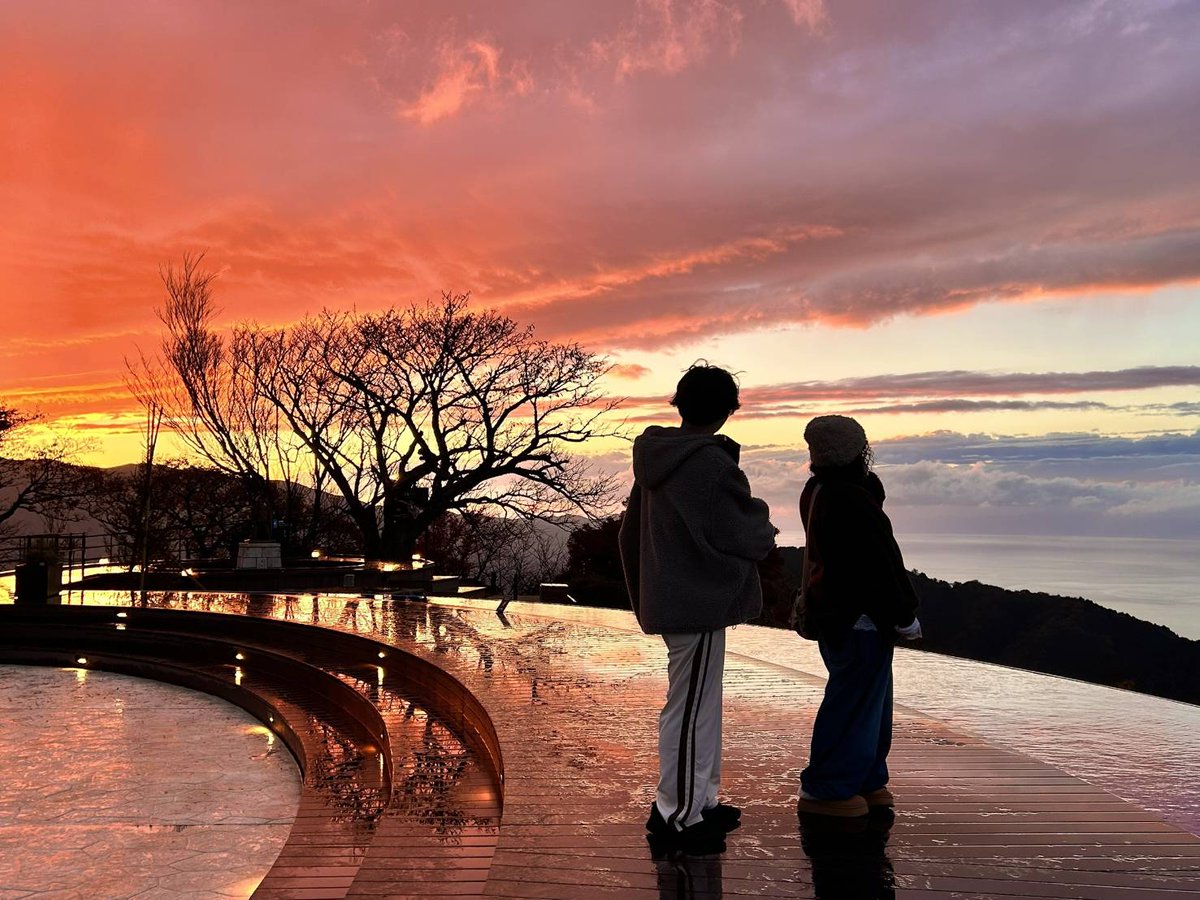 12/23
本日は快晴でロープウェイ山頂『碧テラス』からは雪化粧した雄大な富士山と駿河湾の絶景がご覧いただけます。
遊びにいらしてください
夕陽もおすすめです🙆