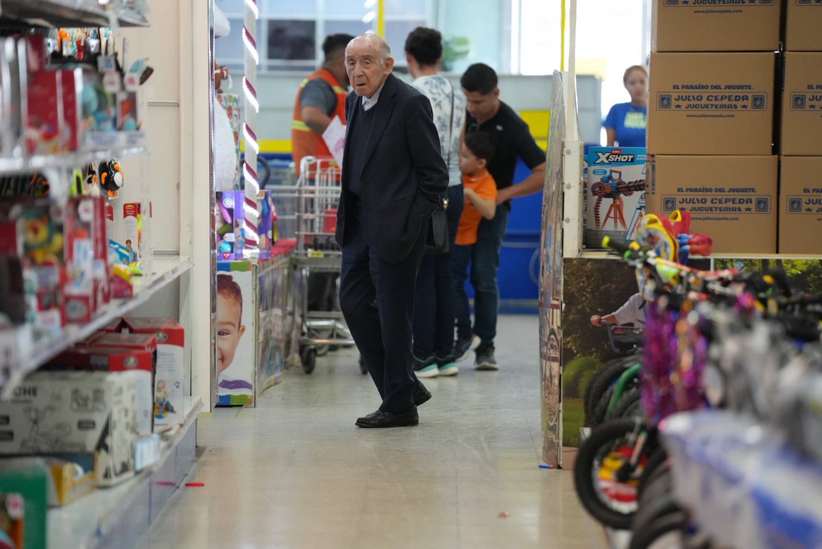 📸 Don Julio Cepeda recorriendo la juguetería en su último diciembre… 🥺