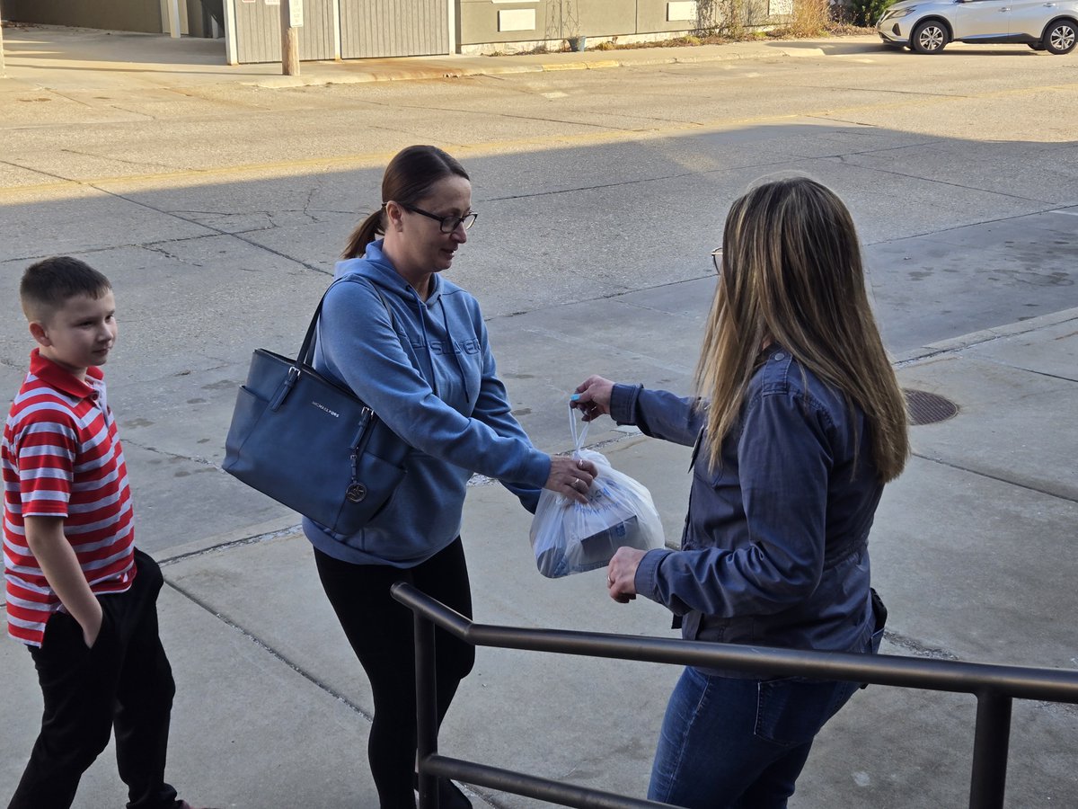 The Family Response Advocates partnered with Walmart to provide 100 Christmas meal kits to families receiving services through the FRA.
Walmart also delivered toys to place under the Pittsburg Police Department’s Christmas tree for the community.