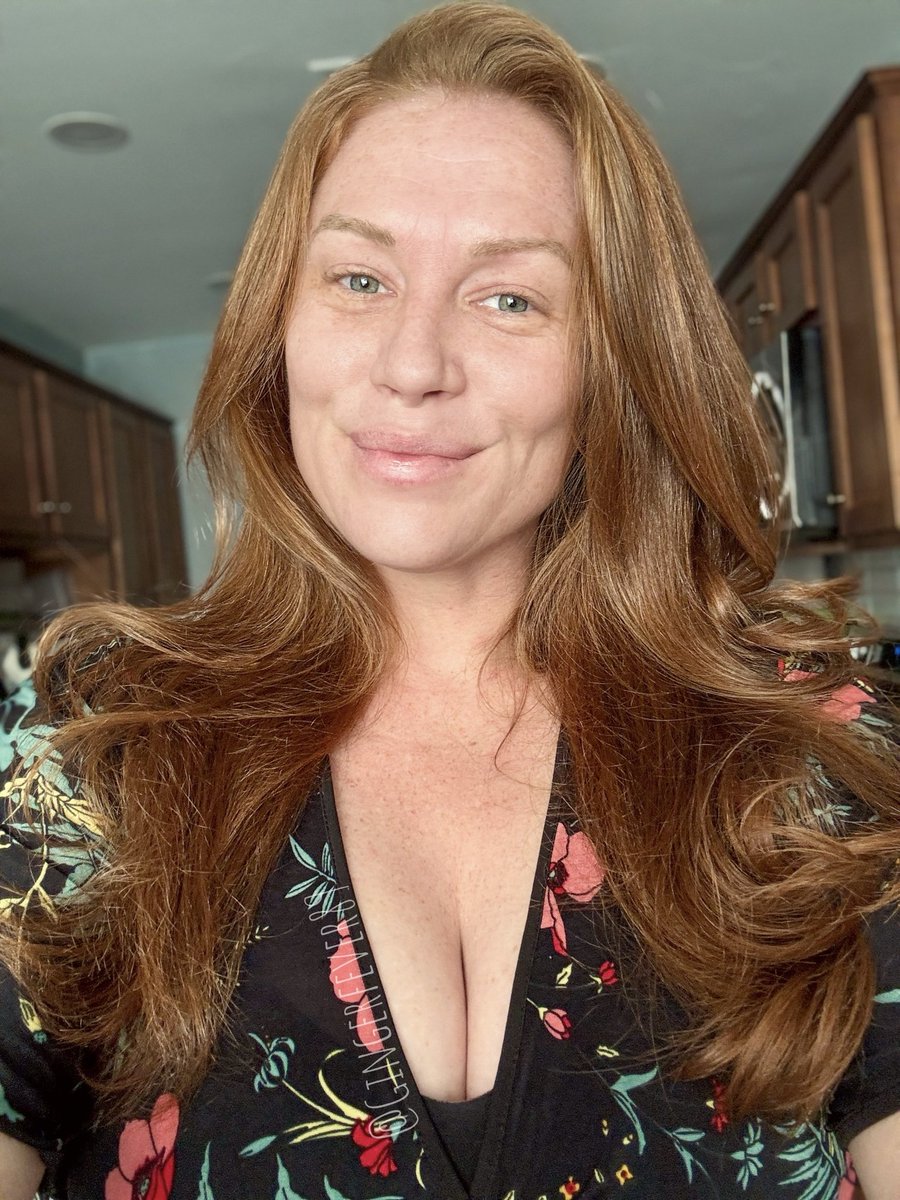 gingerfever89's tweet photo. There’s nothing like a good hair day to give me an excuse to share a few smiles and hopefully brighten that feed a little 😅 

What do we think of this straighter look?🤓

#smilemore #redhead #gingerfever #frecklesfordays https://t.co/3LGzISIICG