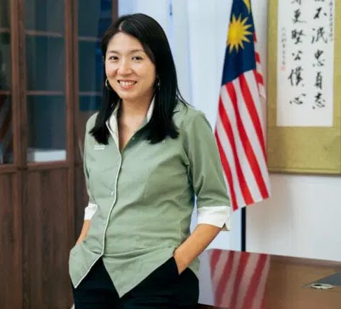 KlutzyKucing's tweet image. It takes just one honest status from a DAP woman to make 7 UMNO men lose their marbles.