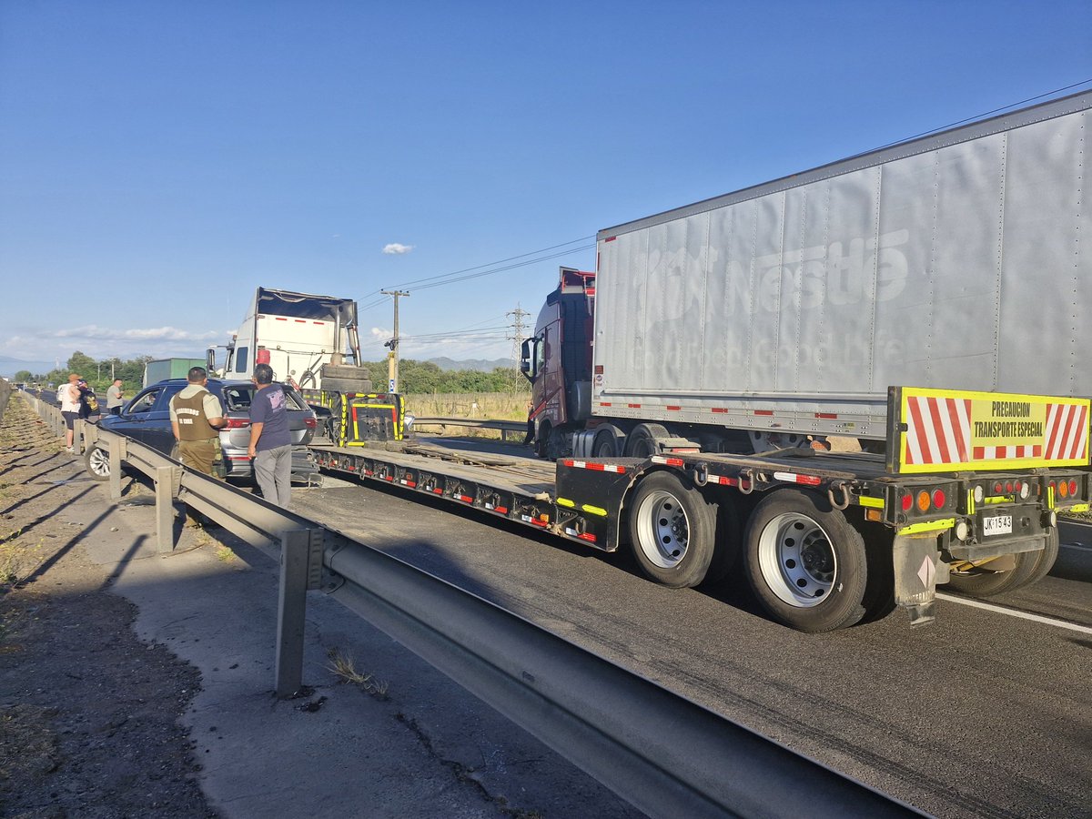 PRECAUCIÓN: En el Km. 197 de la #Ruta5Sur frente a la Dole de Lontué, de norte a sur, se ha registrado una colisión múltiple con la participación de tres camiones y un auto guiado por una conductora.
Organismos de emergencia de Molina en lugar. #Curico <a href="/biobio/">BioBioChile</a> <a href="/reddeemergencia/">Red de Emergencia ONG</a>