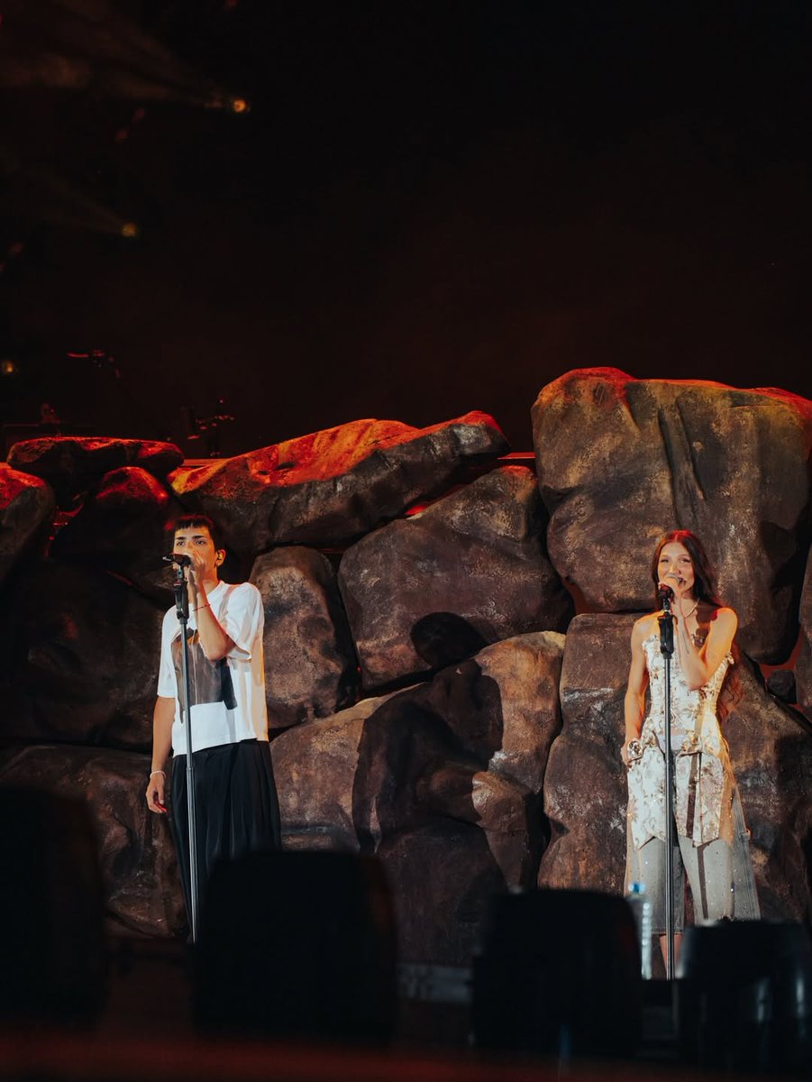 MiloJPeruvian's tweet image. Milo J y Yami Safdie en el estadio Vélez presentando Carencias de cordura. Una amistad cómo la de ellos (❤️‍🔥)