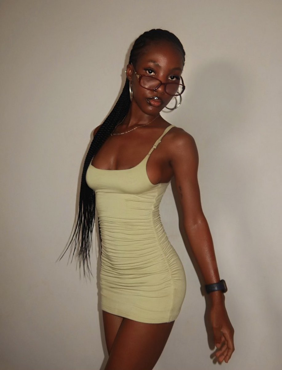 heismjay_'s tweet image. No man born of a woman can resist a girl like this!🌚