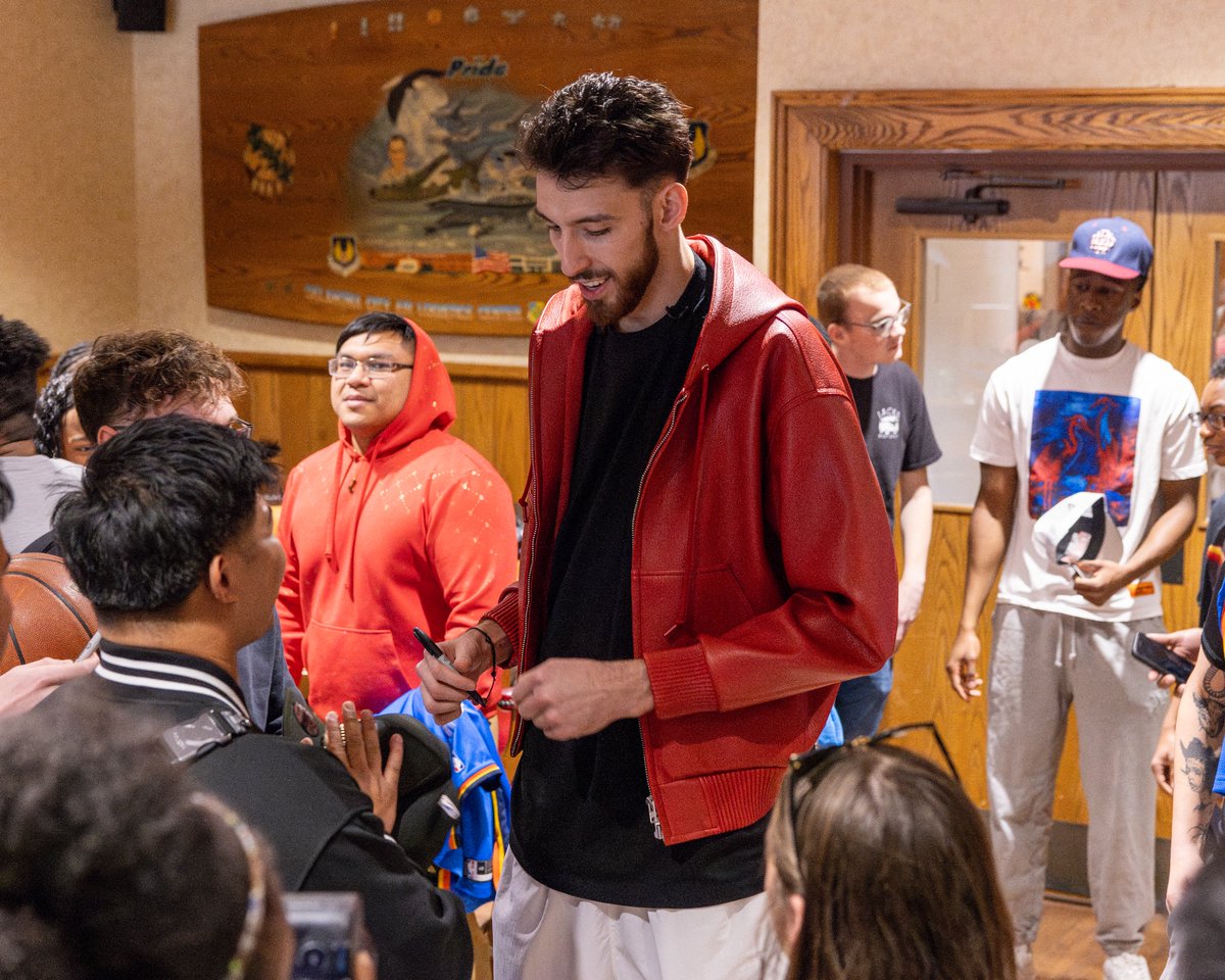 Team_Tinker's tweet photo. Thunderstruck β‘οΈπ NBA Champion @ChetHolmgren lit up Tinker Air Force Base with holiday cheer, gifts, food, autographs, photo ops, and chats with #TeamTinker Airmen, Sailors, and families. Thank you, Chet Holmgren and @OKCThunder, for bringing holiday magic to #TinkerAFB! https://t.co/jlOgBVmaUP