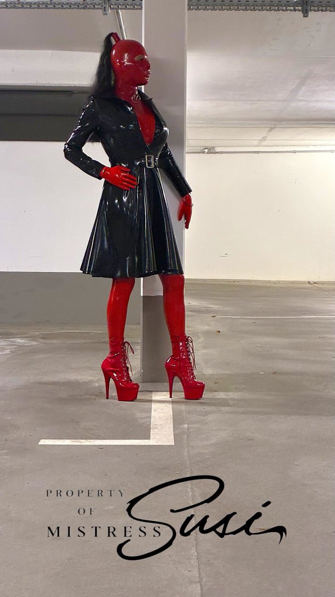 Ein tolles Latex Fotoshooting vom Flittchen <a href="/janette_rubber/">Janette Rubber, Property of Mistress Susi</a> im Parkhaus in Hamburg bei einem öffentlichen Event Besuch. A awesome photoshooting of my Rubberslut Janette in Germany ina Parking Garage