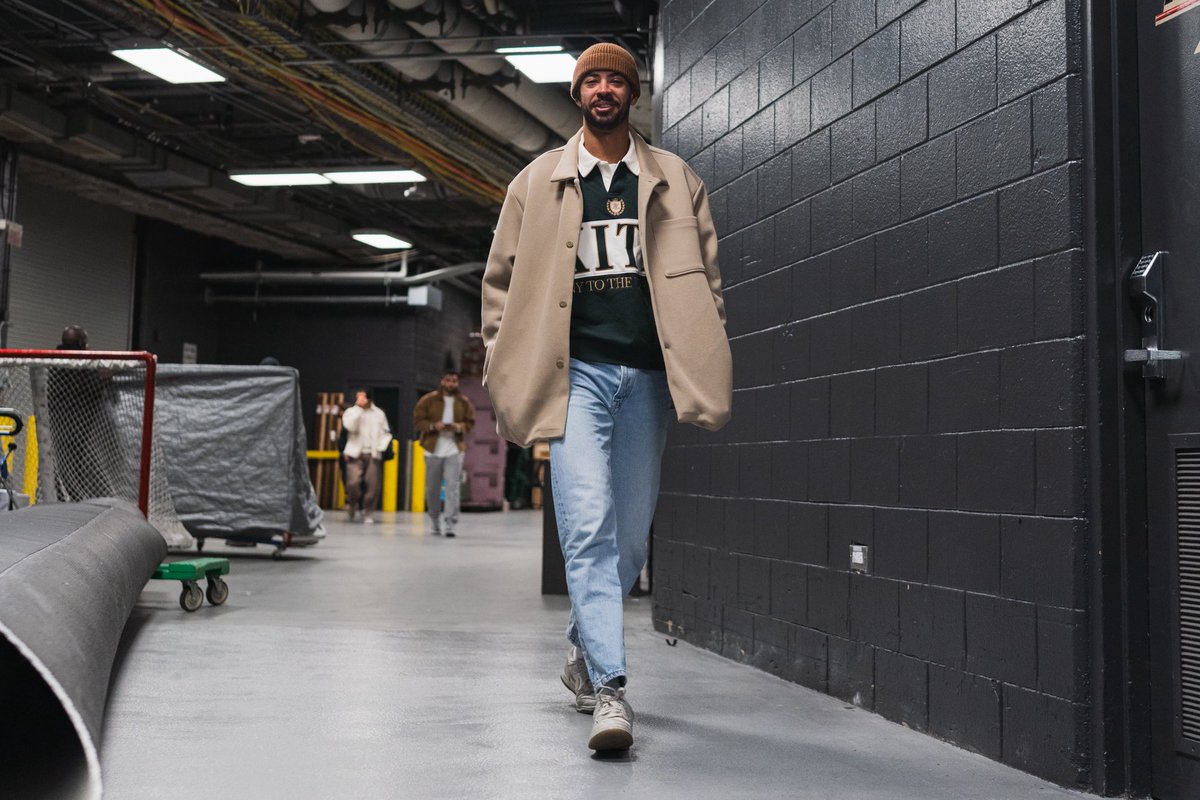 Canucks's tweet image. Cozy Canucks.🧣