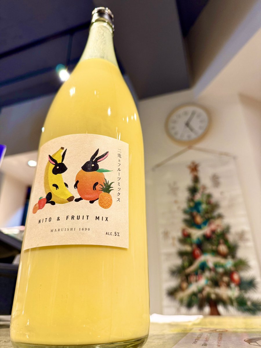 限定リキュール
入荷致しました

名古屋の名物☝️
『ミックスジュース🍹』の
リキュール版が出ないかと…

お膝元の蔵元が醸す
本気のリキュール

『二兎』
二兎とフルーツミックス
1800ml :3630円
720ml:1980円
限定入荷です✨ 

ビジュアルも
フルーツ牛乳の様✌️

クリスマスのオサケに
如何ですか😆