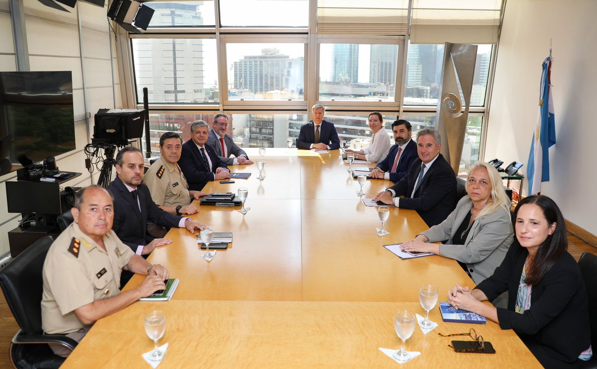 Junto al Ministro de Defensa, Teniente General Carlos Presti (<a href="/TGCarlosPresti/">TG Carlos Presti</a>), y nuestros equipos de trabajo para coordinar estrategias y temas de Gobierno que competen a ambos ministerios.

TMAP 🇦🇷