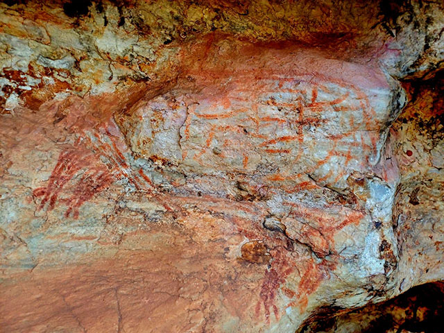 rzss's tweet photo. Step back in time in the Rio Preto State Park ⌛️

Our partners @IcasWild shared an incredible image of an ancient rock painting believed to be a giant armadillo!

Researchers think these were created 1,600+ years ago, showing incredible stories of human-animal relationships 🪨 https://t.co/pRjHWlbART