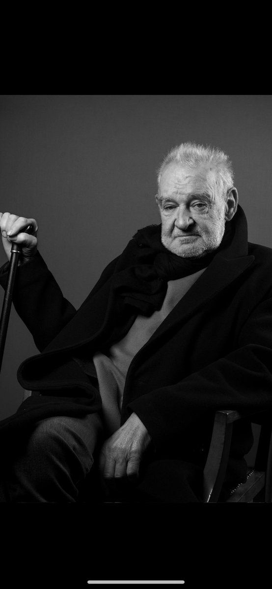 “Dünya, sessizlik ve tekrar içinden geçer.”
Bugün dünya, Béla Tarr’ın sinemasına yakışır bir sessizlikten geçti.
Şeytanın Tangosu ve Torino Atı’nın yönetmeni aramızdan ayrıldı. Üzgünüm
