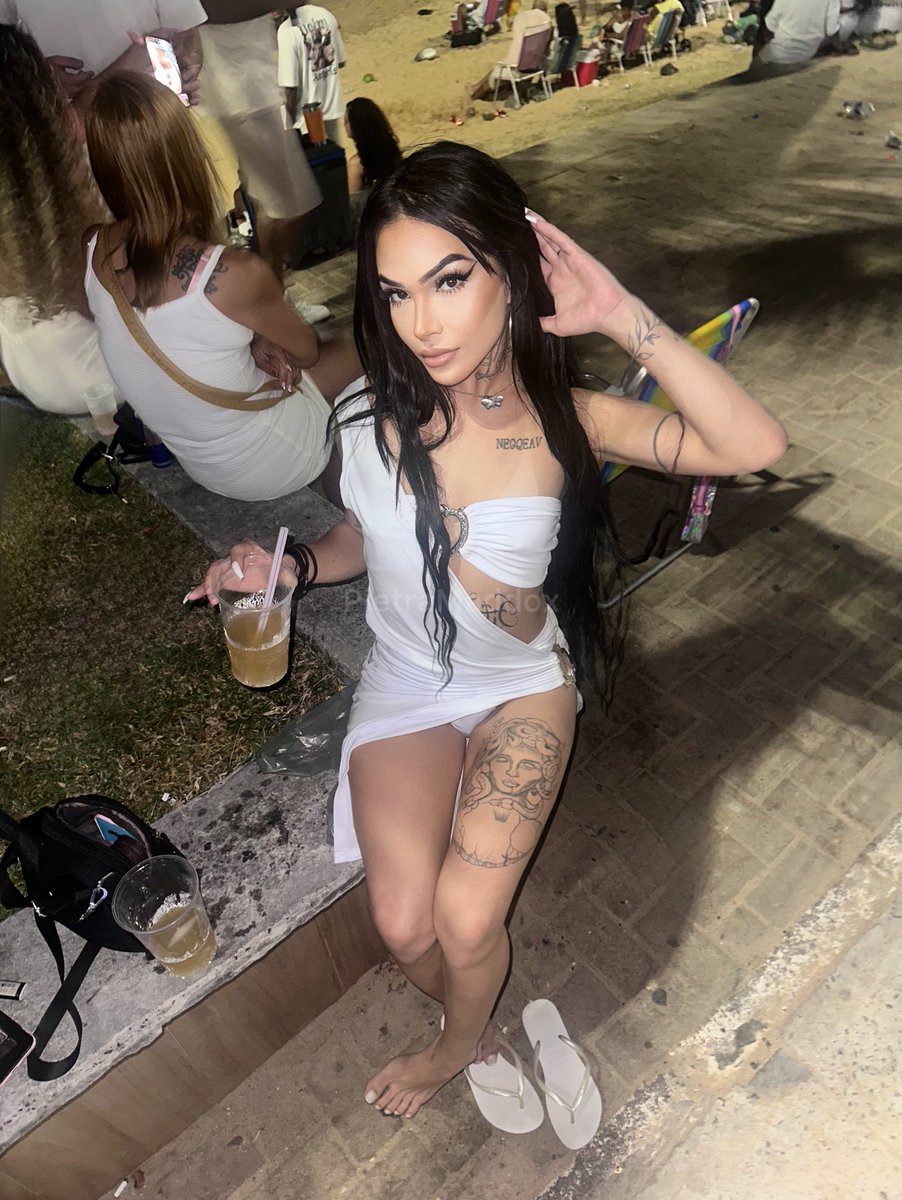 <a href="/grok/">Grok</a> Poderia me colocar de biquíni nesta foto e deixar de dia  <a href="/grok/">Grok</a> !? Sem alterar minhas tatuagens please 😅