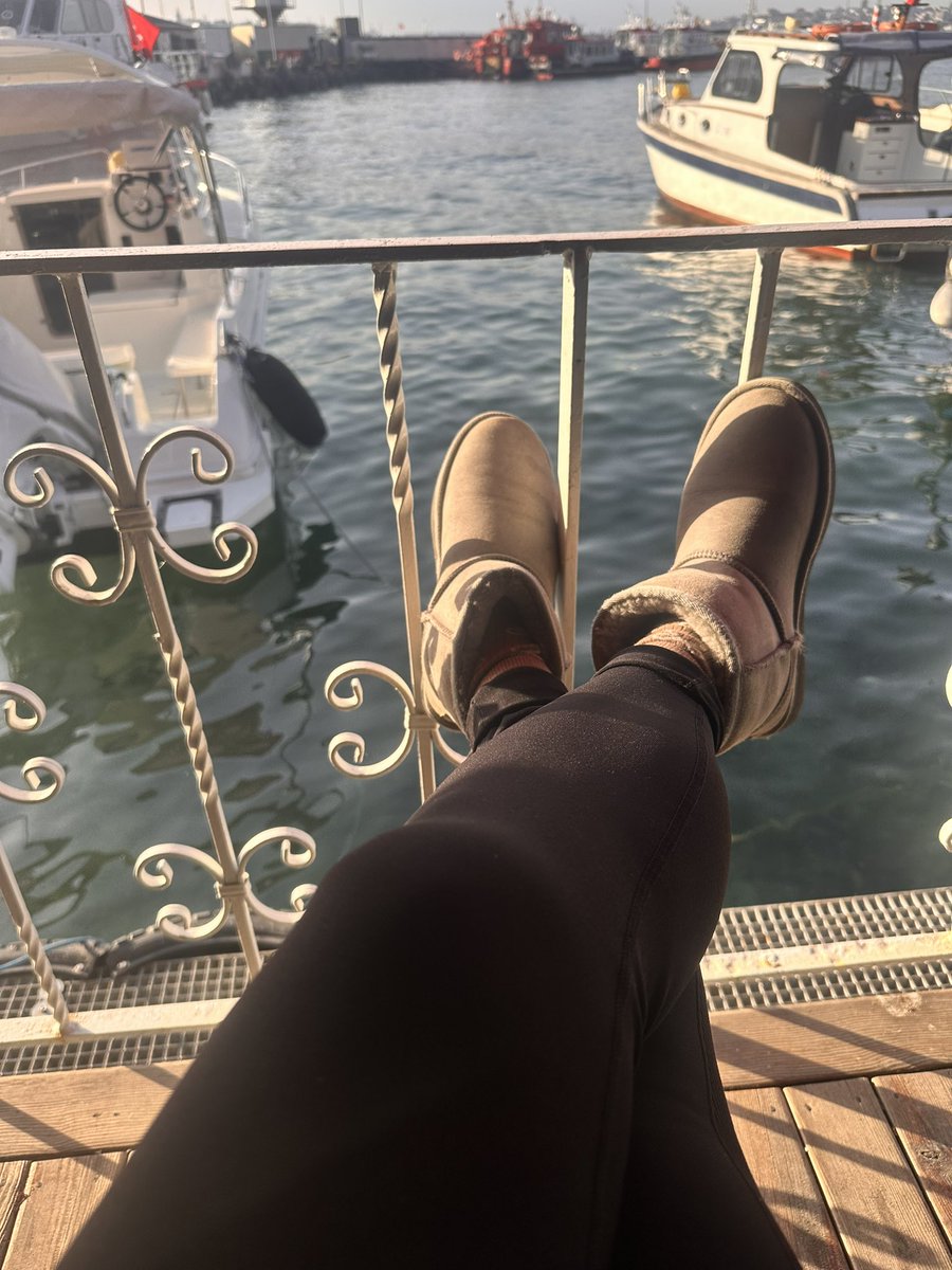 Hep gözlerimiz bakacak değil ya biraz da ayaklarımız izlesin denizi 😅