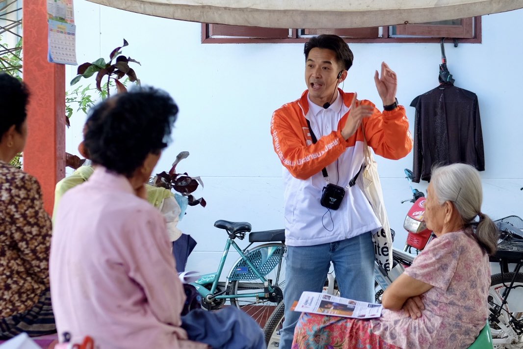 NatapholTo's tweet image. บทสนทนาช่วงนี้ ‘ถึงพริกถึงขิง’ ราวกับเปิดอภิปรายนอกสภาเลยครับ .. ต้องบอกว่าตอนนี้การตื่นตัวทางการเมืองเริ่มมาแล้ว ประเด็นที่พูดคุยกับพ่อแม่พี่น้องจึงหลากหลายมากขึ้น เช่น เรื่องเศรษฐกิจปากท้อง เรื่องการเกษตร เงินสูงวัย เงินเด็กเล็ก ที่มาของ สว. ศาลรัฐธรรมนูญ สภาพการเมืองไทย…