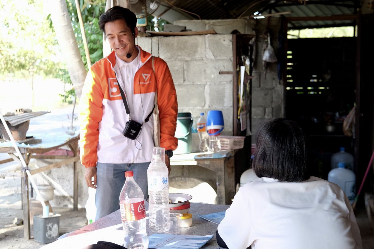 NatapholTo's tweet image. บทสนทนาช่วงนี้ ‘ถึงพริกถึงขิง’ ราวกับเปิดอภิปรายนอกสภาเลยครับ .. ต้องบอกว่าตอนนี้การตื่นตัวทางการเมืองเริ่มมาแล้ว ประเด็นที่พูดคุยกับพ่อแม่พี่น้องจึงหลากหลายมากขึ้น เช่น เรื่องเศรษฐกิจปากท้อง เรื่องการเกษตร เงินสูงวัย เงินเด็กเล็ก ที่มาของ สว. ศาลรัฐธรรมนูญ สภาพการเมืองไทย…