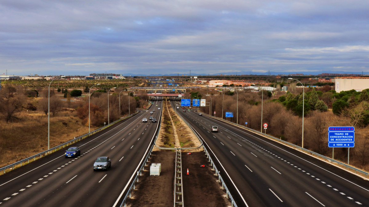 JavierArry's tweet photo. 🛣️ Conformado inicialmente por los Ejes de Pinar y del Culebro, la autopista M-50 (Circunvalación de Madrid) constituye un eje vital para la movilidad por carretera. Sus 85 kilómetros conforman un anillo por el área periurbana de Madrid permitiendo descongestionar la capital. https://t.co/ge5hKdluIV