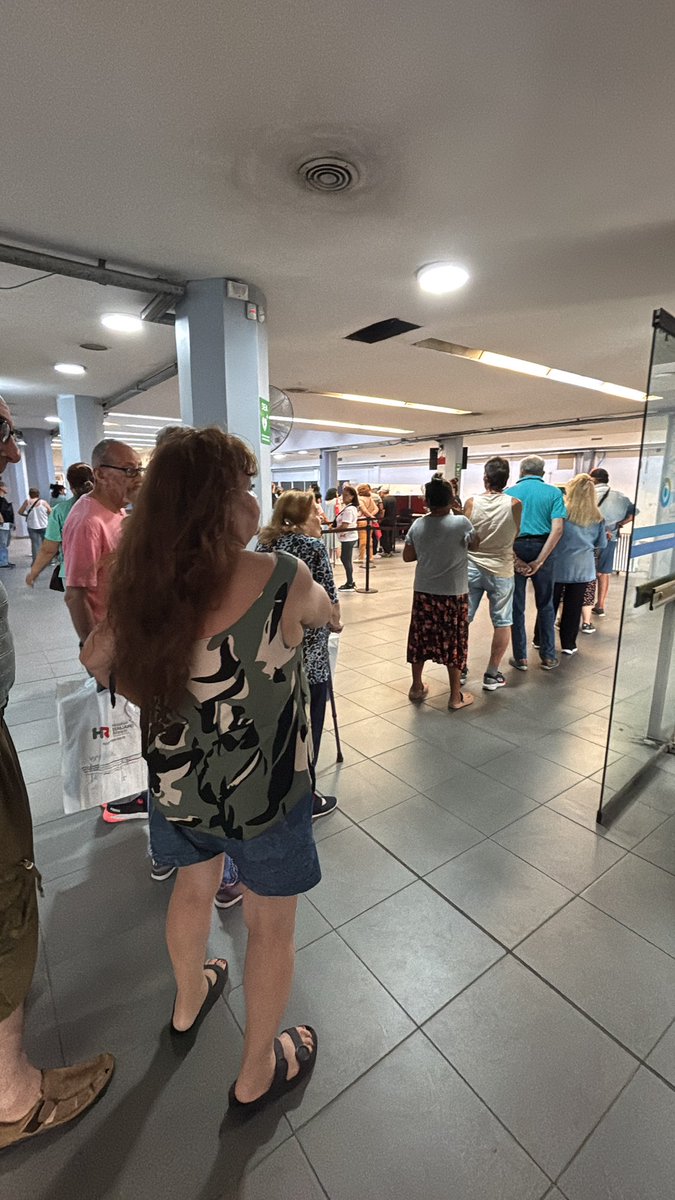 pippinoni's tweet photo. @CaroLabayru estas son las colas del PAMI para intentar hacer una consulta! https://t.co/EffDbG4Y3B