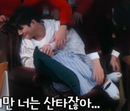 purpleline000's tweet image. Youngk wears this socks🤣