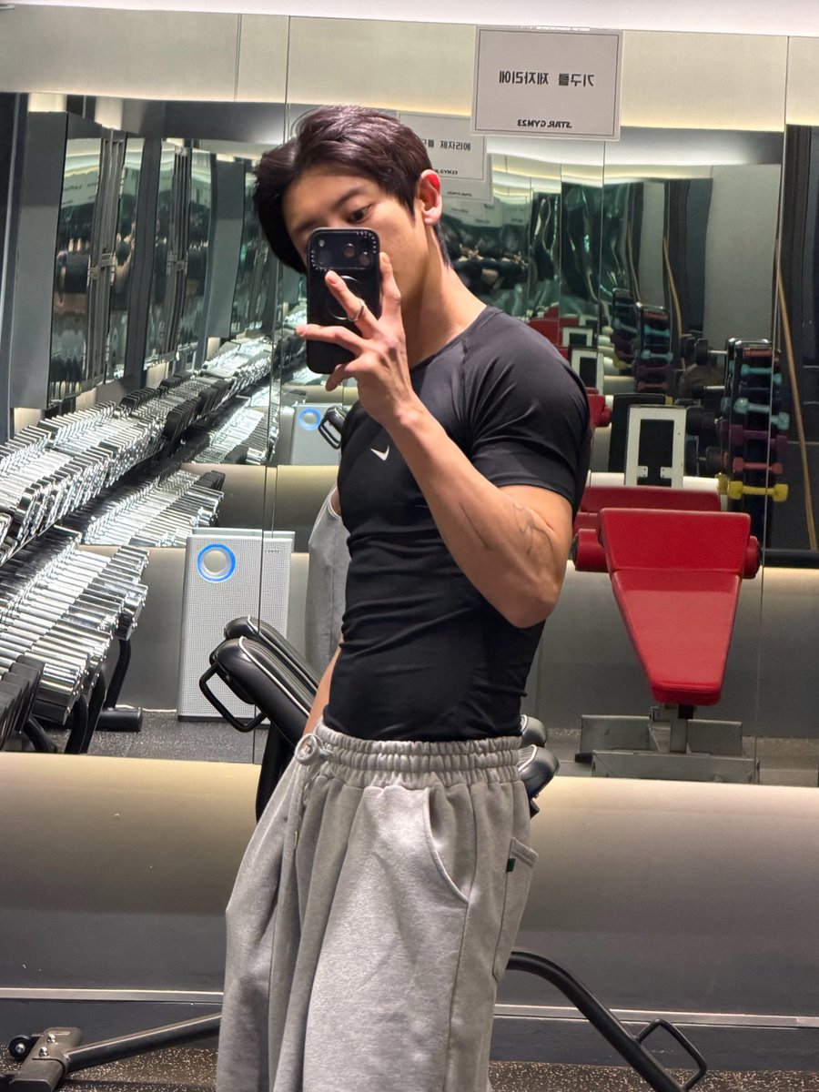 tomoonandbaek's tweet image. อหหหห มึงเอ้ยยยยเวลคัมเก้งมาก เสื้อรัดกับกางเกงเทา กัดปากเลยละ🫦🫦🫦 วาสนาแบคฮยอนจริงๆ