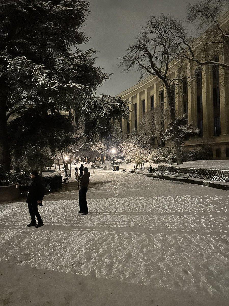 clavxo's tweet photo. paris sous la neige https://t.co/dCd7y3jxnz