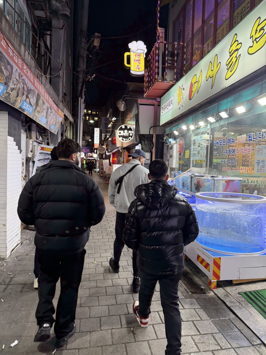 Cookiemanman's tweet image. Korea is such a vibe