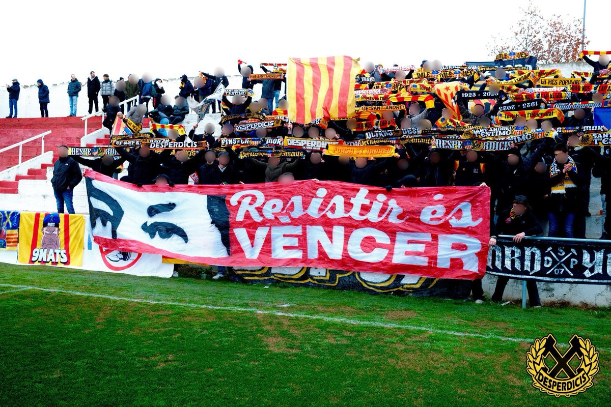 FutboliPolitica's tweet image. 🇪🇸"Resistir es vencer" 

Con la imagen de los ojos de Hugo Chávez, así decía la bandera que mostró el domingo la hinchada del Sant Andreu, de la cuarta división española.