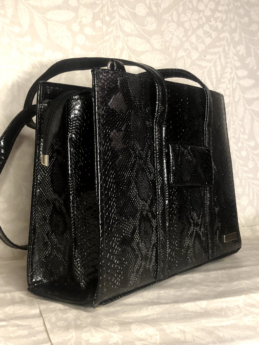 joia_bags's tweet photo. If you like bags that can handle your lifestyle, not just your outfit — this one is for you.

Jumbo sized, well structured, and roomy enough for busy days, short trips, or long outings.
No squeezing. No overstuffing. Just ease.

DM us to order 🤎 https://t.co/pO3bHZQHTM