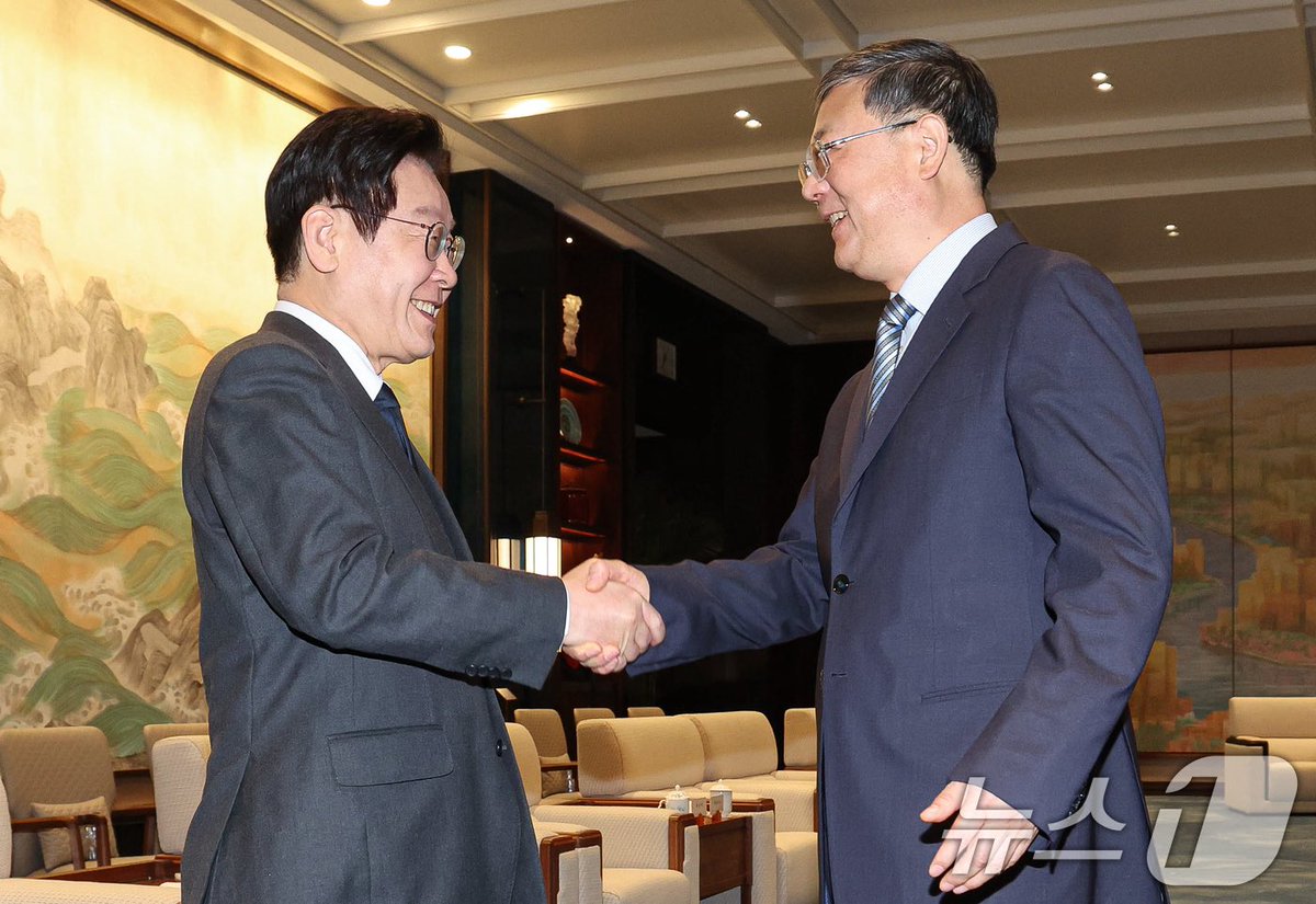 악수하는 이재명 대통령·천지닝 당 서기