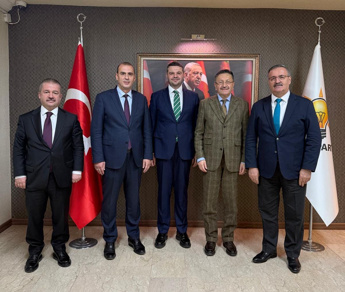 Altındağ Belediye Başkanımız Sayın Dr. Veysel Tiryaki, Belediye Başkan Yardımcısı Sayın Muhittin Güney, Altındağ Belediye Grup Başkanvekili Sayın Ahmet Ahi ve Altındağ İlçe Başkanımız Sayın Fatih Bildik, İlçe Başkanımız Sayın Ömer Faruk İslam'a makamında hayırlı olsun ziyaretinde