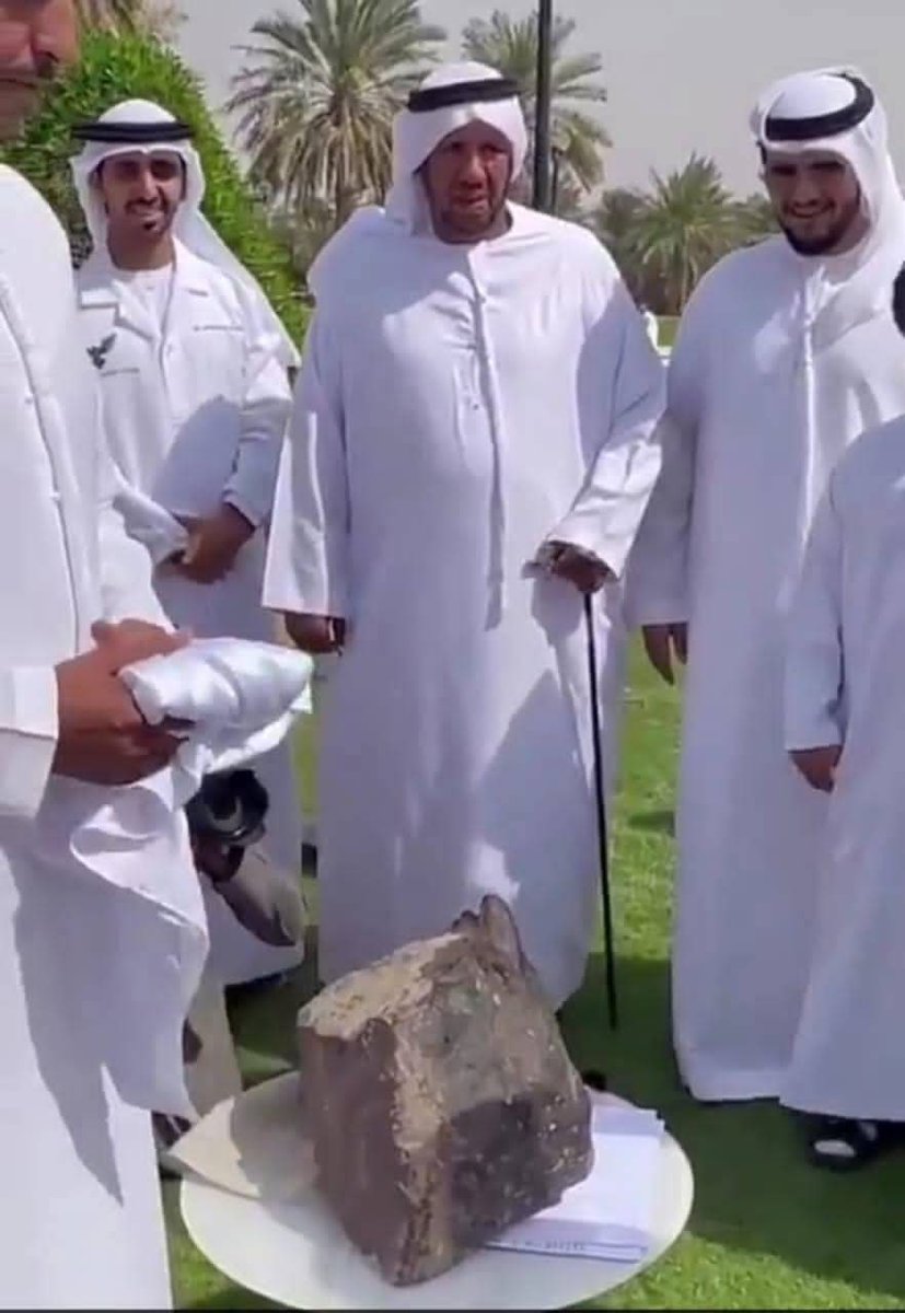 KSA24's tweet photo. بالله احد يسرق شجرة من يوقطرى و قطعة نيزك من السودان ؟ https://t.co/9Cm0ImZfpN