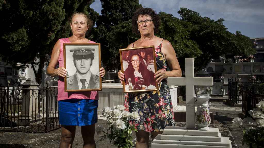 2. Antonio esa noche quería darle una sorpresa a Hortensia, le había comprado una alianza, una medalla del amor y un broche con un corazón. Y le dijo: "te voy a dar la medalla del amor. No voy a esperar. Así la luces".