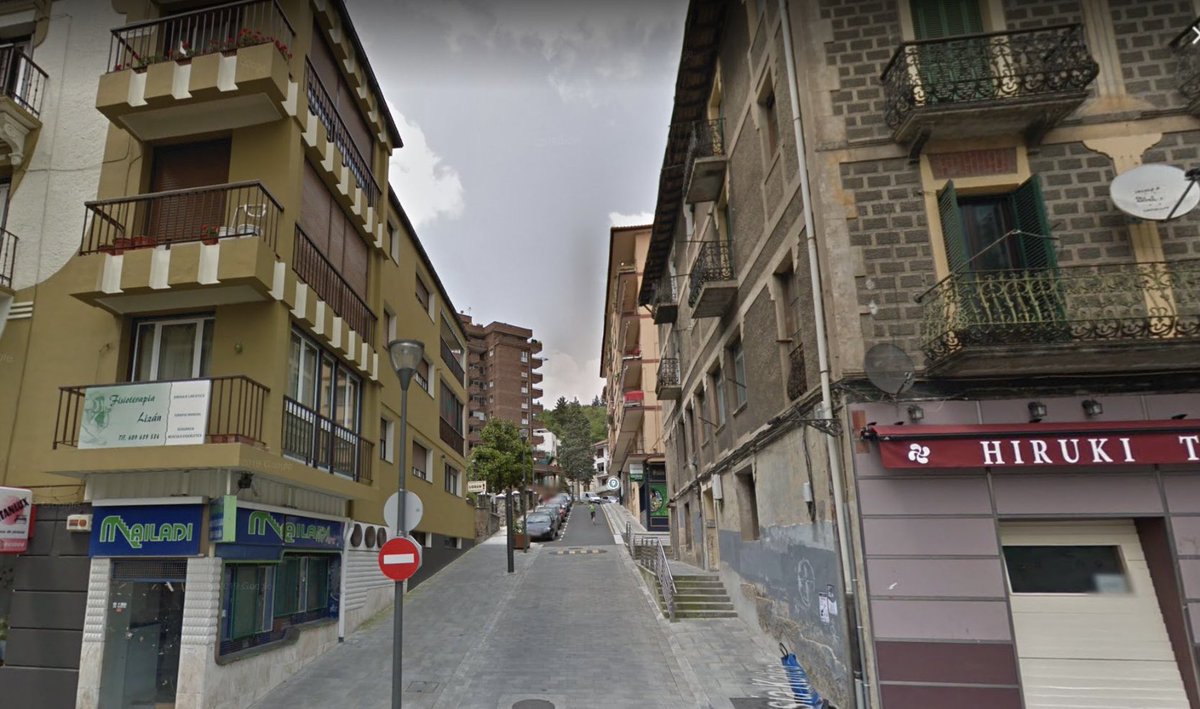 1. Apenas habían recorrido en coche 200 metros, sus asesinos les esperaban en el stop, les ametrallaron sin piedad. Con ensañamiento. Antonio recibió 8 balazos y Hortensia 10. Hortensia fue la primera víctima asesinada por #ETA por su relación sentimental con un <a href="/guardiacivil/">Guardia Civil</a>.