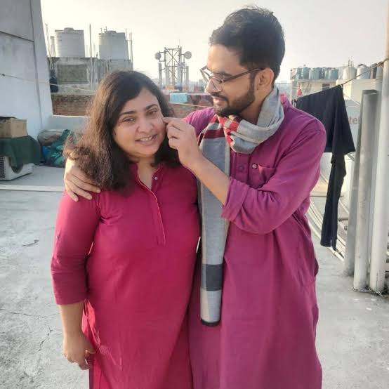 आज दो बातें पता चली :

पहली ये कि इस केकड़े की एक गर्लफ्रैंड भी है,

और दूसरी इस लड़की का नाम बनोज्योत्सना लाहिड़ी है, अर्थात बंगाली हिन्दू ब्राह्मण लड़की..!