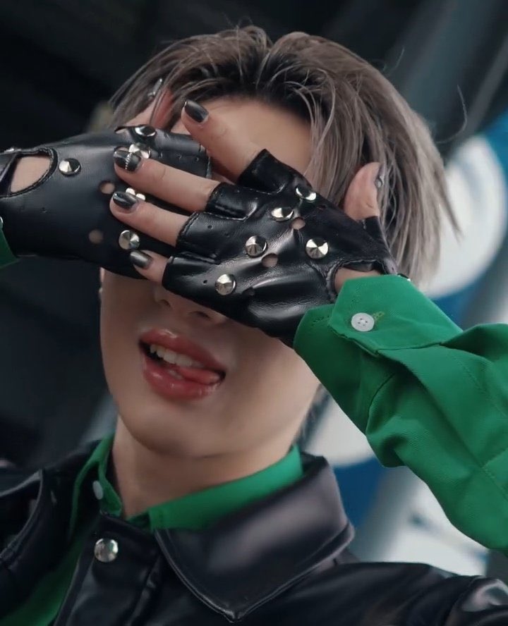 geminifourthz's tweet image. OH YES THE NAILS??????????? 💅🏻