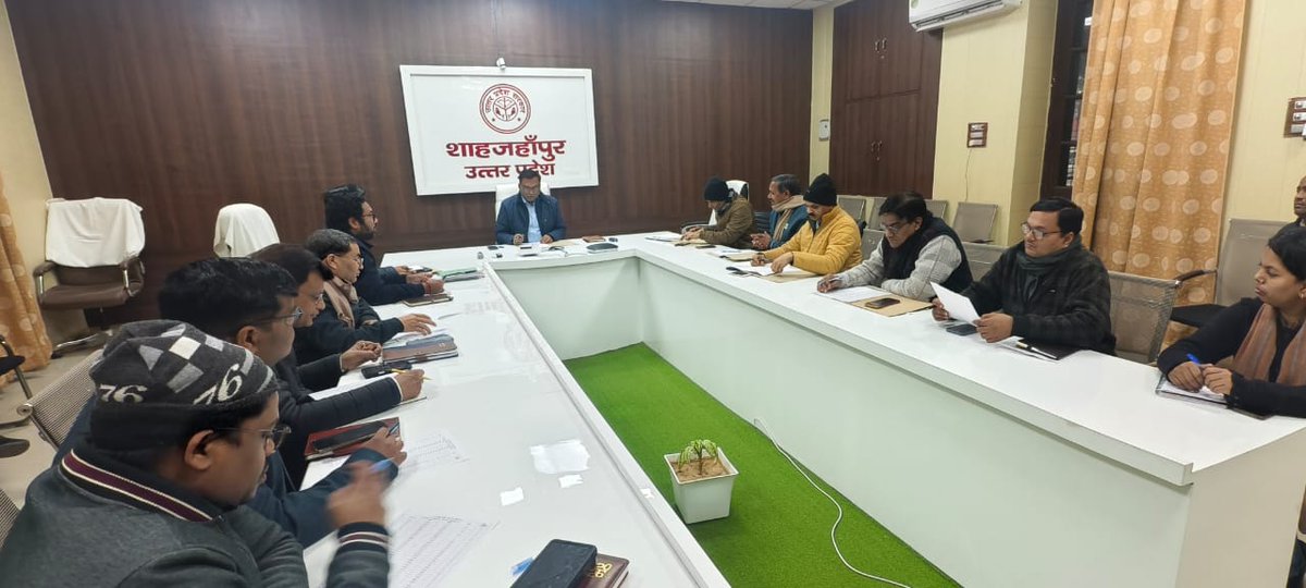 आज कलेक्ट्रेट स्थित वीसी कक्ष में जनपद स्तरीय वित्तमान समिति की बैठक सम्पन्न हुई। बैठक में वर्ष 2026–27 के लिए कृषि, औद्यानिक, गन्ना, पशुपालन एवं मत्स्य पालन से जुड़ी विभिन्न फसलों एवं गतिविधियों के वित्तमान पर विस्तृत चर्चा की गई।