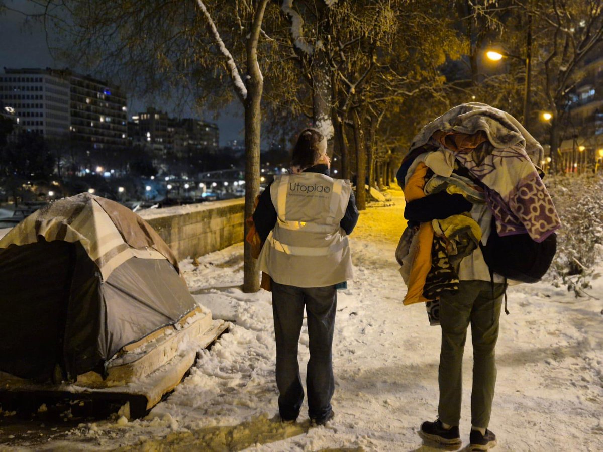 Des centaines de mineurs étrangers (MNA) en recours ont passé la nuit dernière sous la neige à Paris, notamment vers pont Marie, pont Sully et Bastille.

Démunies, les associations leur ont distribué des couvertures de survie pour faire face à ces nuits glaciales.

©Utopia 56