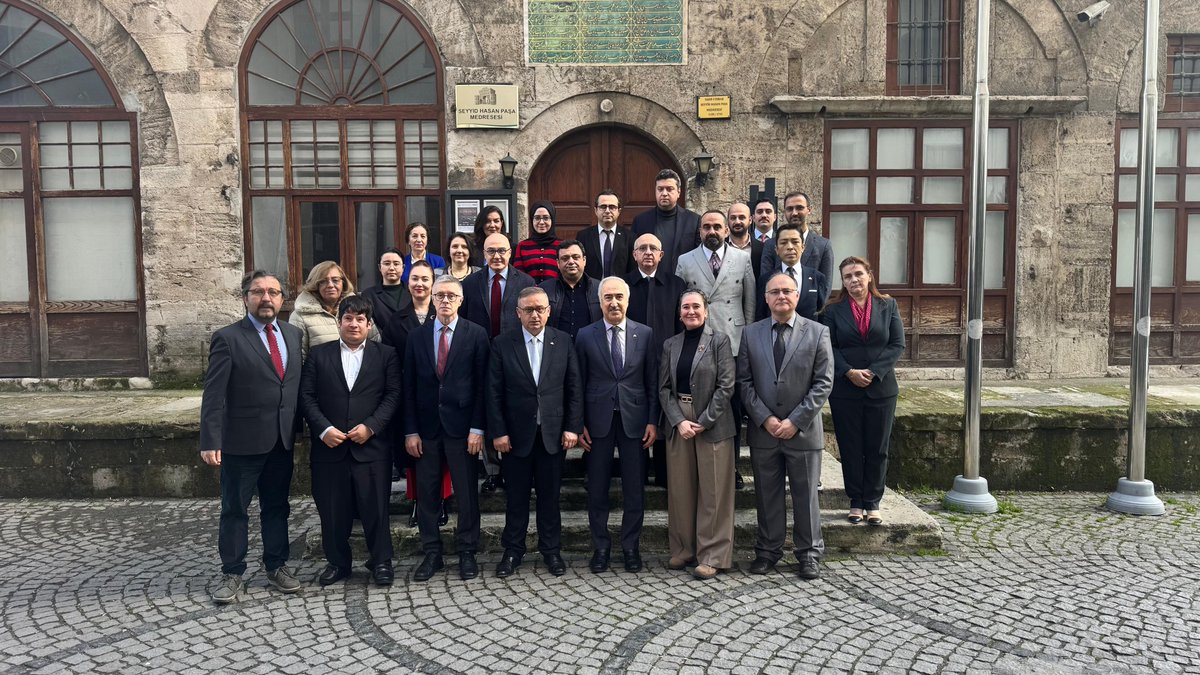 Sayın Rektörümüz Prof. Dr. Osman Bülent Zülfikar ve beraberindeki heyet Enstitümüzü ziyaret etti ve Enstitümüz  faaliyetleri hakkında bilgi aldı.
Kendilerine bu anlamlı ziyaret için teşekkür ederiz.