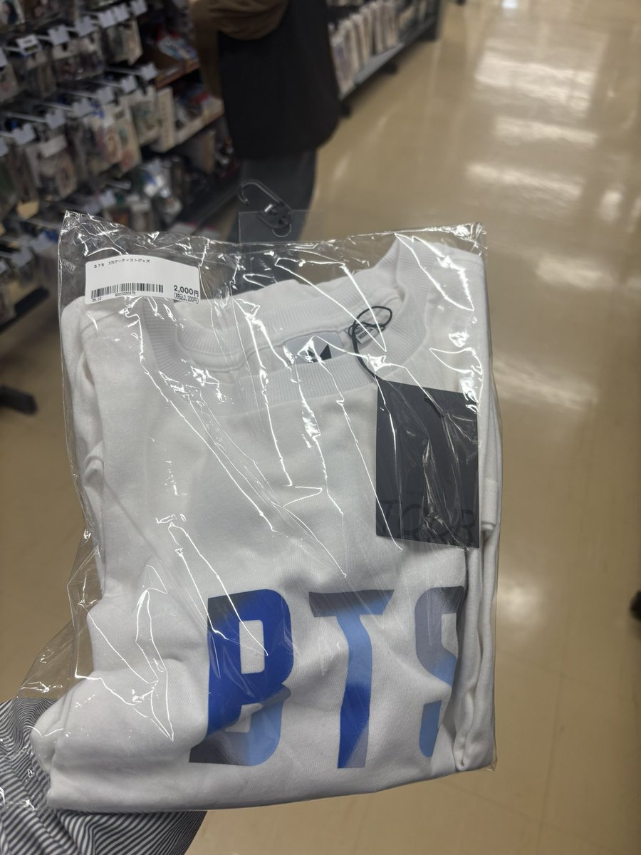 withPinkploy's tweet image. ร้านของติ่งในโอซาก้ามีทุกอย่างทุกบั้ม proofเหล็กหนักๆยังมีขายอ่ะ แต่คือไม่ได้ซื้อมาเพราะแบกกลับไทยอาจจะไม่ไหวคือแค่แบกออกร้านให้ได้ก่อนจังหวะนั้น555555555