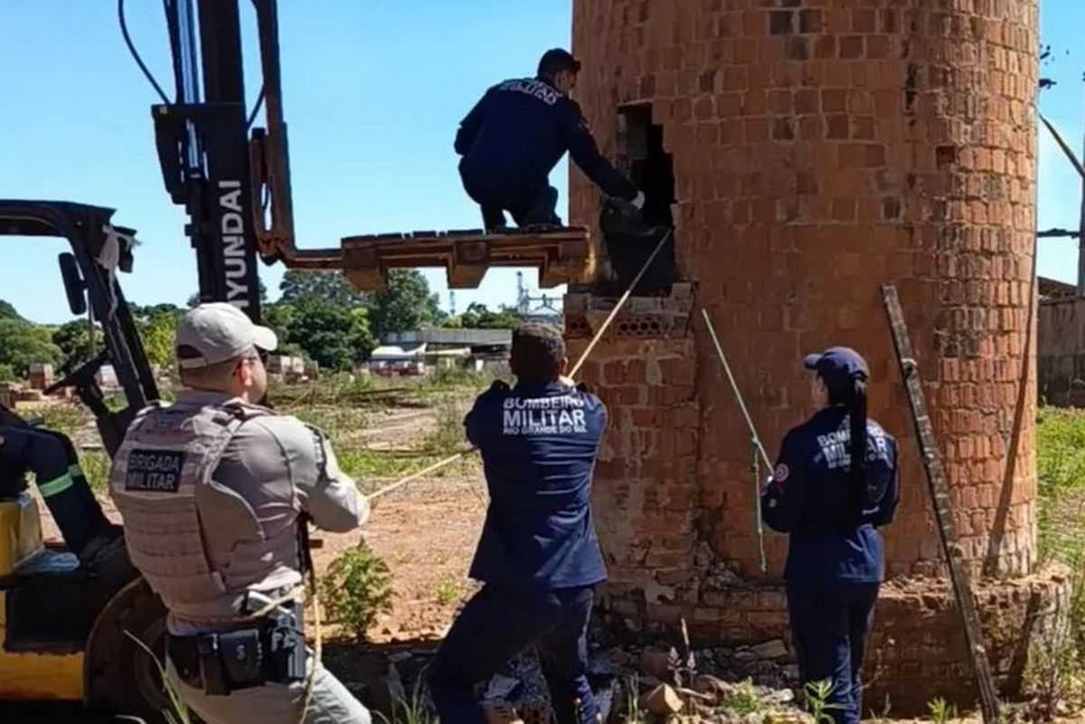 litoralmania's tweet photo. RS: homem é resgatado após passar dias preso em chaminé - https://t.co/rLnURE4JqG https://t.co/5ErV6nNJnk