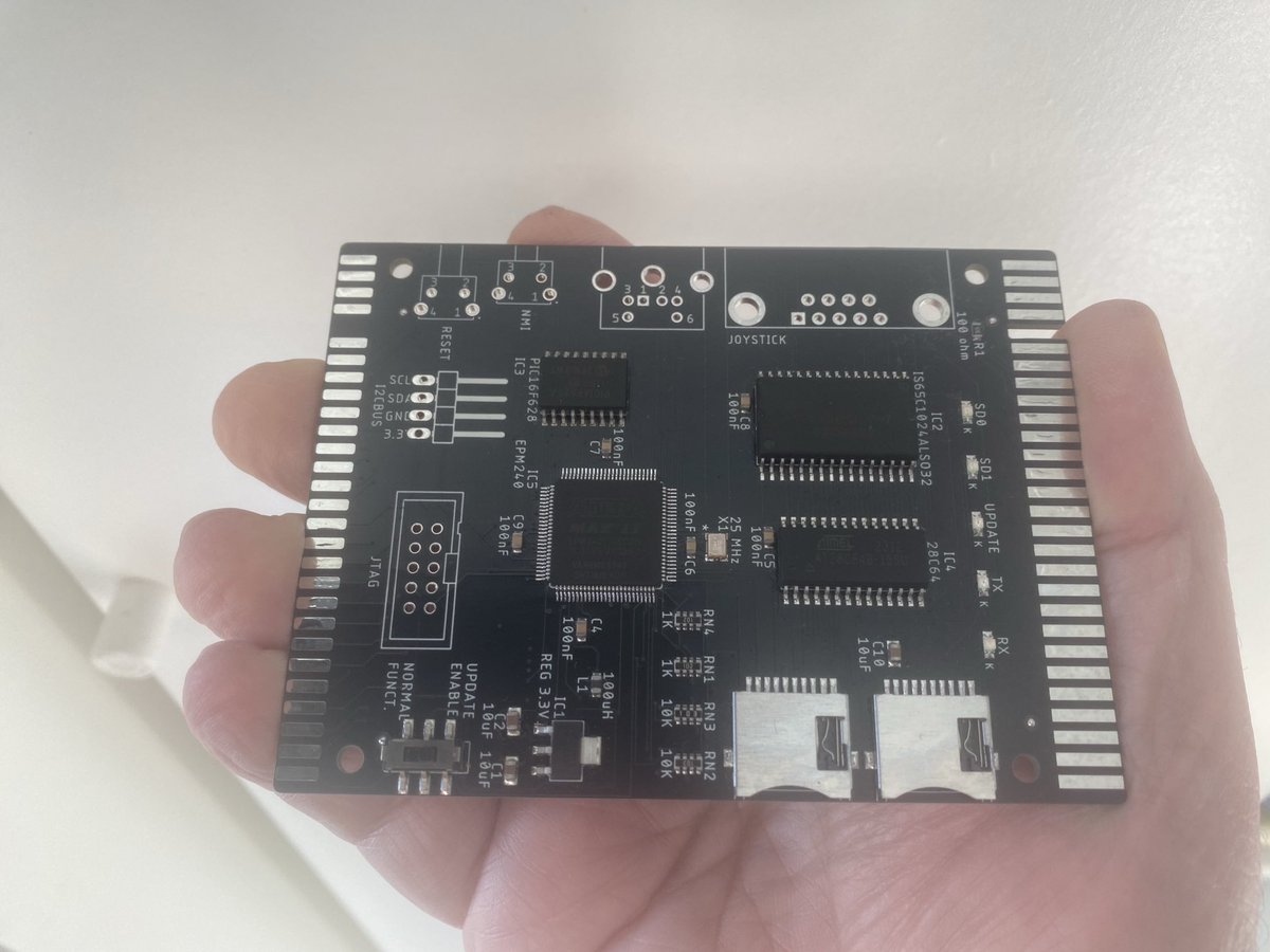 Poquito a poco le voy cogiendo el truco a esto de soldar con stencil y horno. pero no es trivial, qué va. Al menos no cuando no tienes una impresora de pasta de soldar, o un aplicador de pasta de soldar profesional, ni tan siquiera una máquina para el pick’n’place automático.