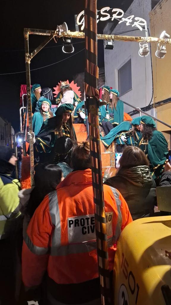 emergenciescat's tweet image. 👑🐪 Ahir al vespre, una quarantena d'Associacions de Voluntariat de #ProteccióCivil (AVPC) van donar suport a les cavalcades de Reis dels seus municipis

Van vetllar per la seguretat,  assegurant els recorreguts, informant, repartint polseres, difonent consells, etc.👏🏻